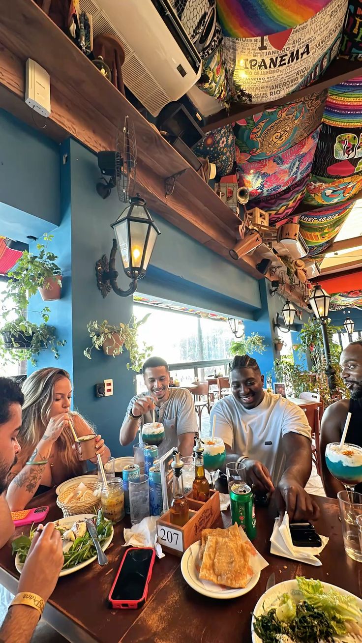 Grupo de amigos reunido em um estabelecimento local