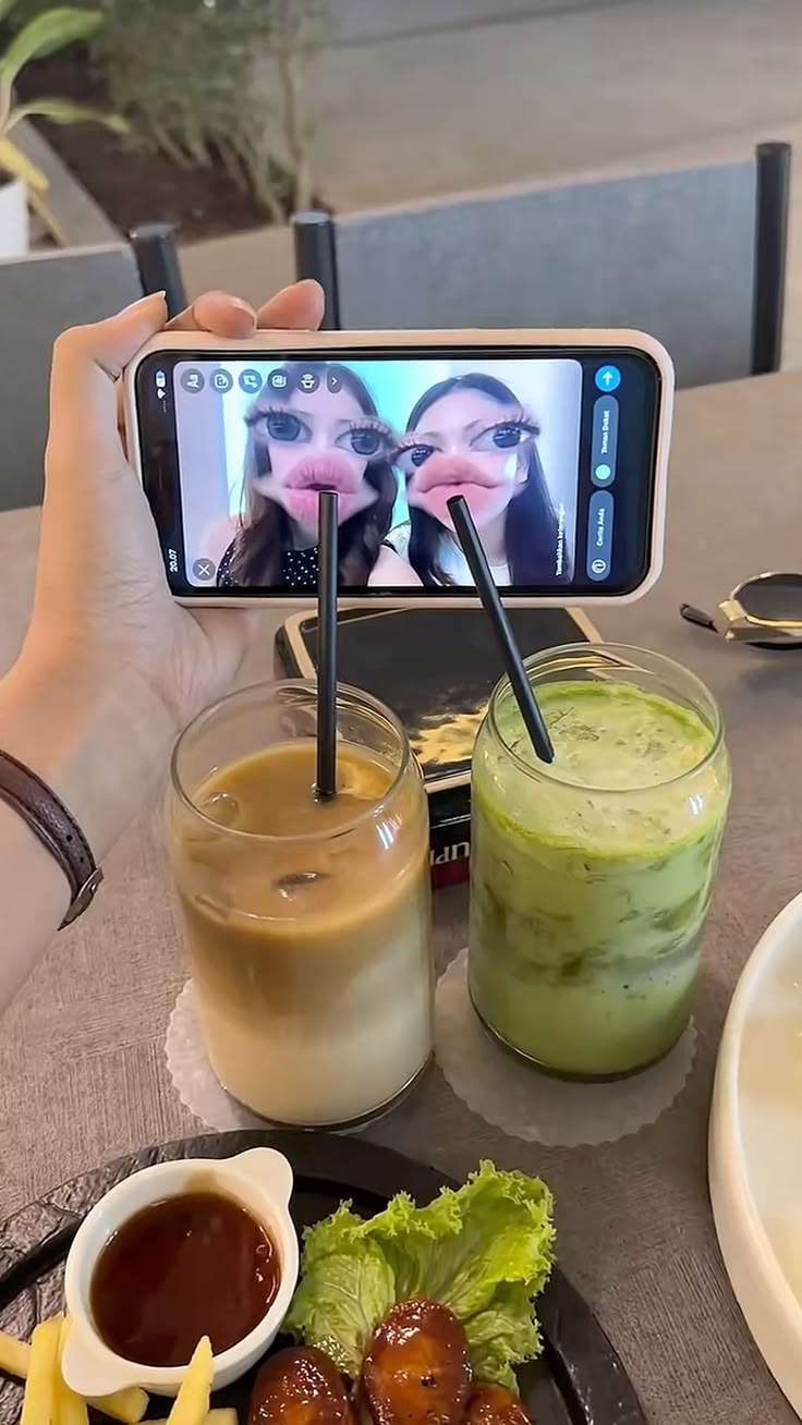 Clientes registrando bebidas e comida para compartilhar